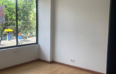 ALQUILO CASA EN LA AVENIDA SANTANDER DE 3 HABITACIONES.