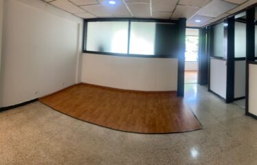 ALQUILO CASA EN LA AVENIDA SANTANDER DE 3 HABITACIONES.